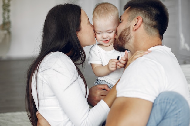 Prachtige familie tijd doorbrengen in een badkamer