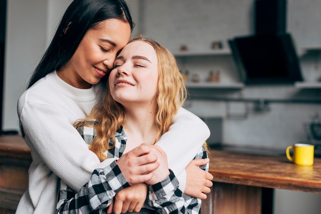 Gratis foto prachtige lesbische paar omarmen