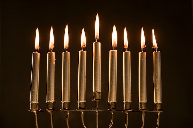 Prachtige menorah met brandende kaarsen