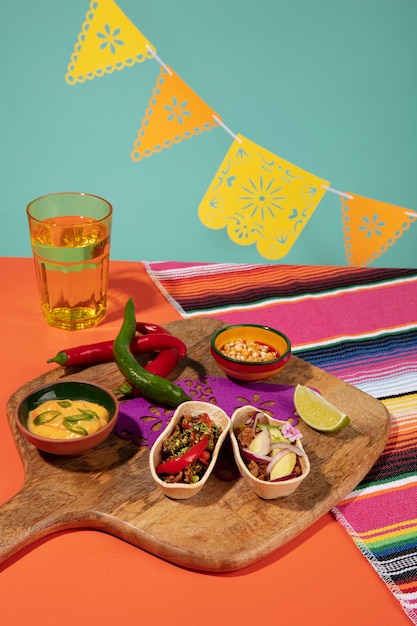 Gratis foto prachtige mexicaanse feestdecoratie met eten