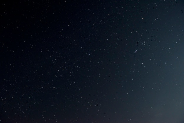 Gratis foto prachtige nachtelijke hemel met glanzende sterren