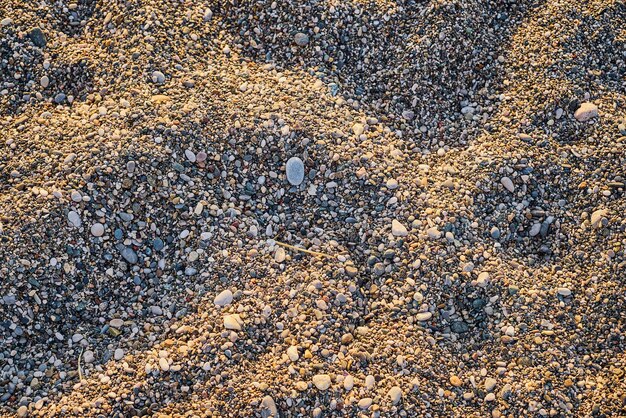 Prachtige natuur kiezelsteen achtergrond stenen strand bovenaanzicht abstracte achtergrond Zonlicht bij zonsondergang verlicht het strand