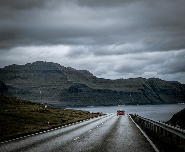 Prachtige natuur zoals de kliffen, zee en bergen van de Faeröer
