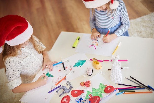 Prachtige schilderijen gemaakt door schattige kinderen