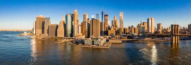 Prachtige skyline van de VS met de bruggen van Brooklyn en Washington in de buurt van het eiland Manhattan