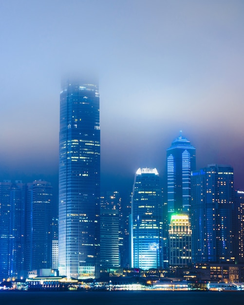 prachtige stadsgezicht met verlicht gebouw gehuld in mist in Hong Kong, China