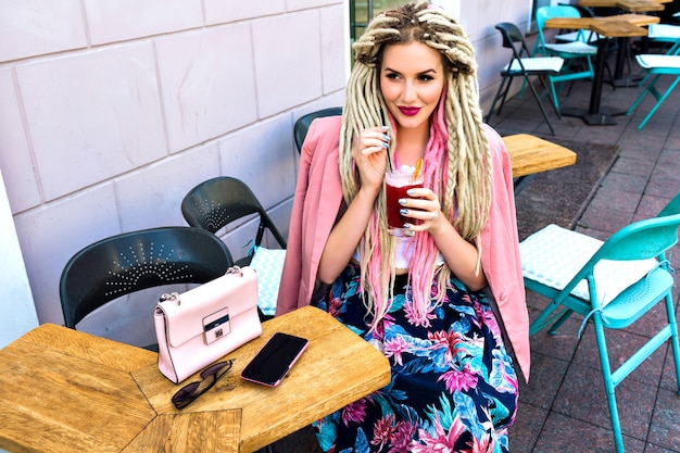 Prachtige vrij elegante vrouw die zich voordeed op terras in stadscafé