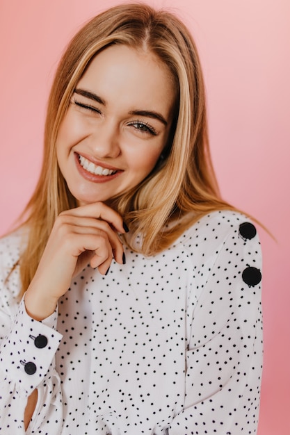 Prachtige vrouw lachen in trendy blouse poseren. goedgehumeurde vrouw met vrolijke glimlach die van dag geniet.