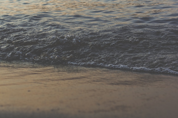 Prachtige zee golven geschoten vanaf de kust