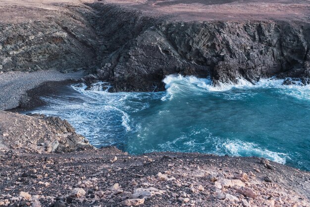 Prachtige zee-inham met beukende water aan de kust