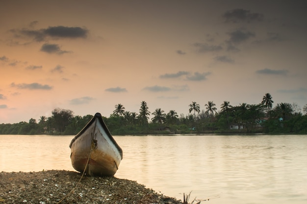 Prachtige zonsondergang in het vissersdorp betul in goa, india