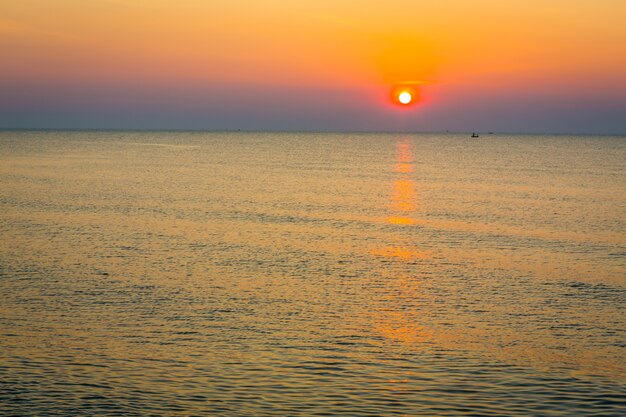 Prachtige zonsondergang op het strand