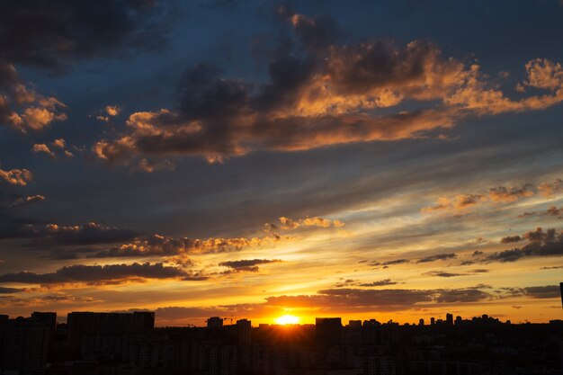 Prachtige zonsondergang over grote stad met geweldige wolken