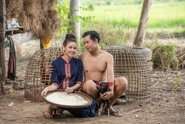 Pre-wedding shoot in garden in thaise traditionele klederdrachten