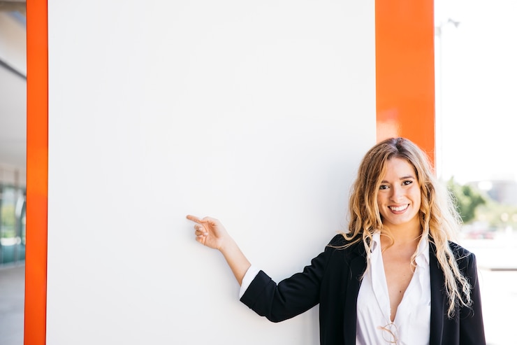 Gratis Foto presentatie concept met vriendelijke zakenvrouw