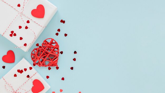 Presenteert met hart confetti voor valentines