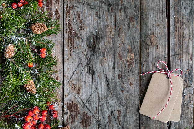 Prettige kerstdagen en gelukkige feestdagen wenskaart, frame, banner. Nieuwjaar. Nieuwjaarskaart met sneeuw op houten achtergrond. Winter xmas vakantie thema. Plat leggen. kopieer ruimte