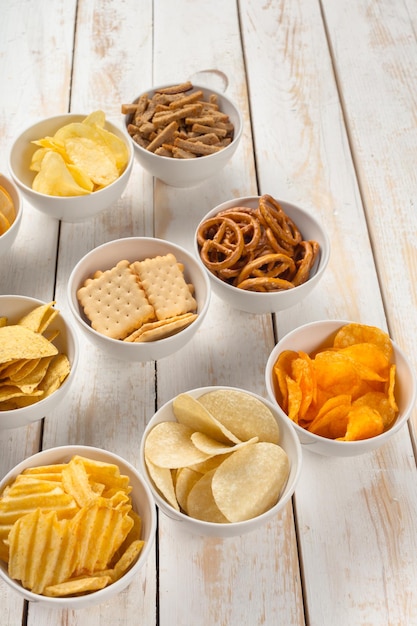 Pretzels in kommen op houten tafel van bovenaf