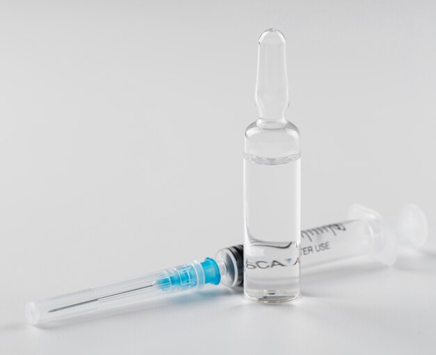 Preventief coronavirusvaccin en spuit