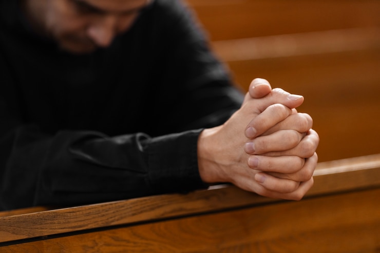 Gratis Foto priester die in het kerkgebouw bidt