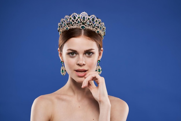 Prinses naakte schouders sieraden cosmetica aantrekkelijk uiterlijk geïsoleerde achtergrond