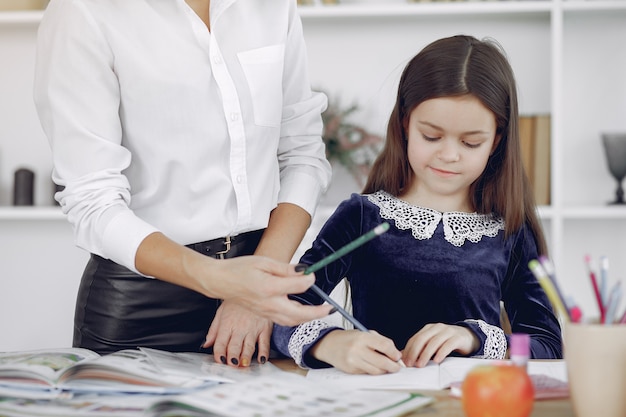 Privé-leraar met klein meisje die thuis bestuderen