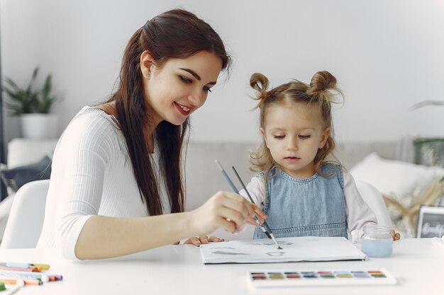 Privé-leraar met klein meisje die thuis bestuderen