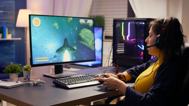 Pro-speler die in microfoon praat met andere spelers voor space shooter-toernooi