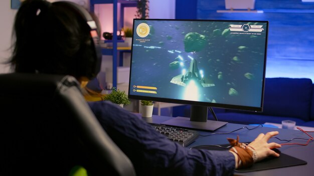 Pro-winnaar gamer die space shooter-competitie wint met professionele RGB-apparatuur