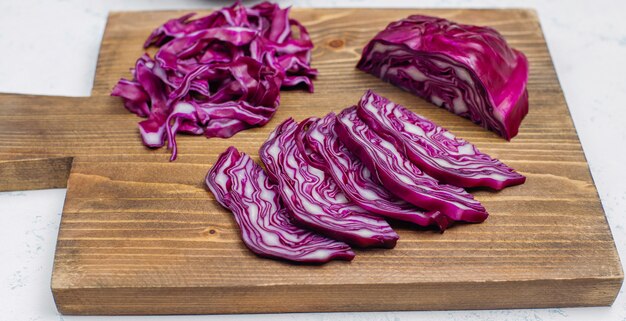 Proces om de snijdende salade van de voedsel verse vitamine van rode kool op scherpe raad, hoogste mening te koken