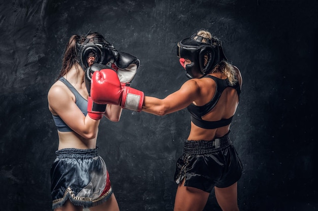 Gratis foto proces van gevecht tussen twee vrouwelijke boksers, een van hen werd geraakt door een ander.