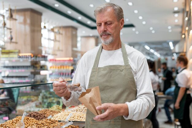 Producent in zijn winkel met verschillende goodies