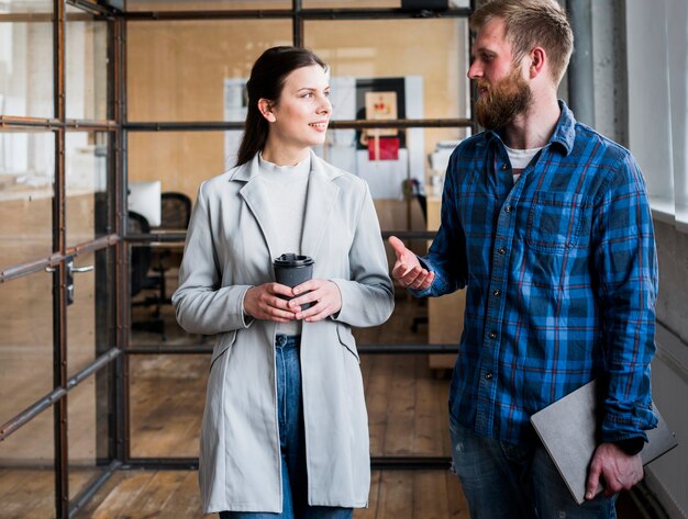 Professioneel zakenlui die iets bespreken op het werk