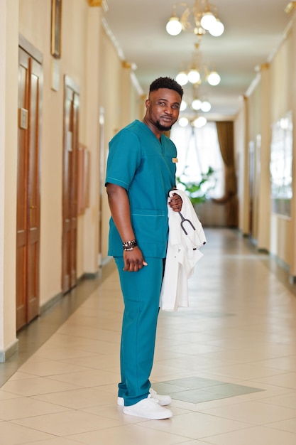 Professionele Afrikaanse mannelijke arts in het ziekenhuis Medische gezondheidszorg en doktersdienst van Afrika
