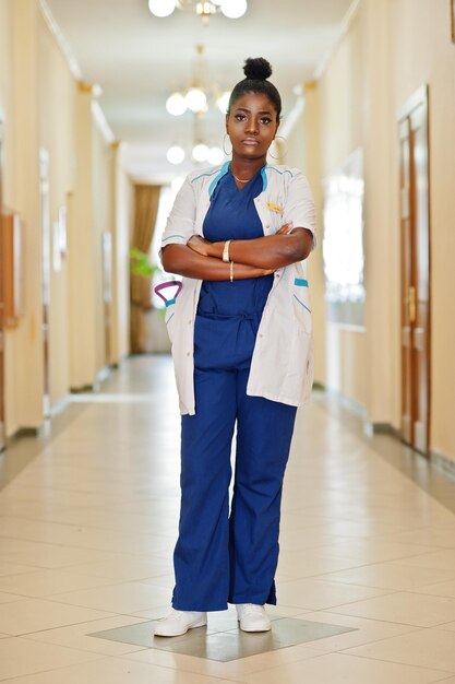 Professionele Afrikaanse vrouwelijke arts in het ziekenhuis Medische gezondheidszorg en doktersdienst van Afrika