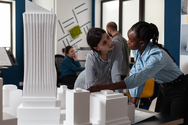 Professionele architectuur multi-etnische vrouwen aan het werk