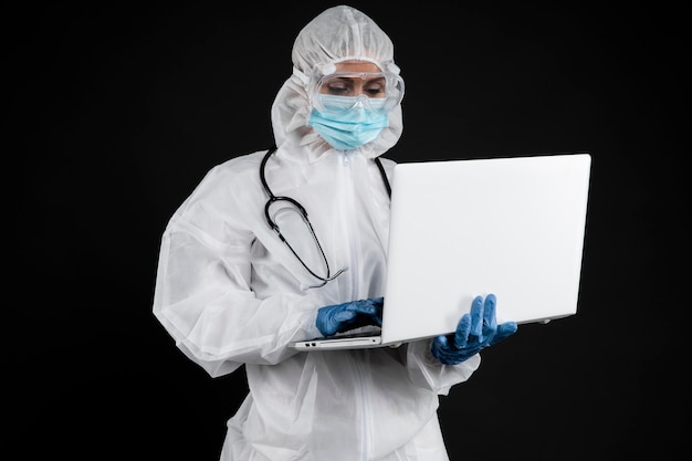 Professionele arts die pandemische medische apparatuur draagt