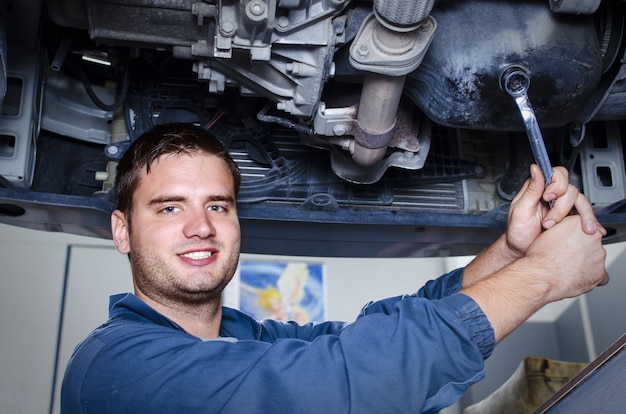 Professionele automonteur in reparatiewerkplaats tot vaststelling van auto