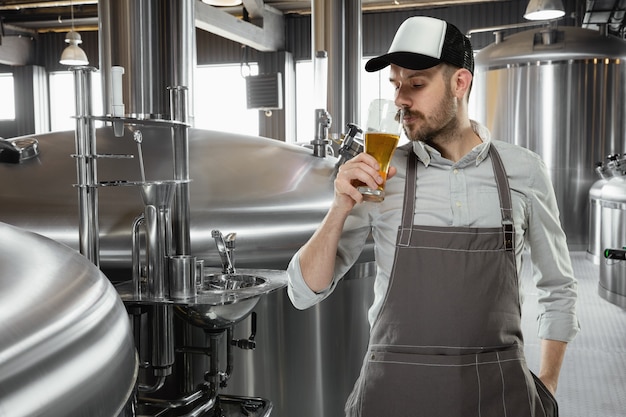 Professionele brouwer op zijn eigen ambachtelijke alcoholproductie