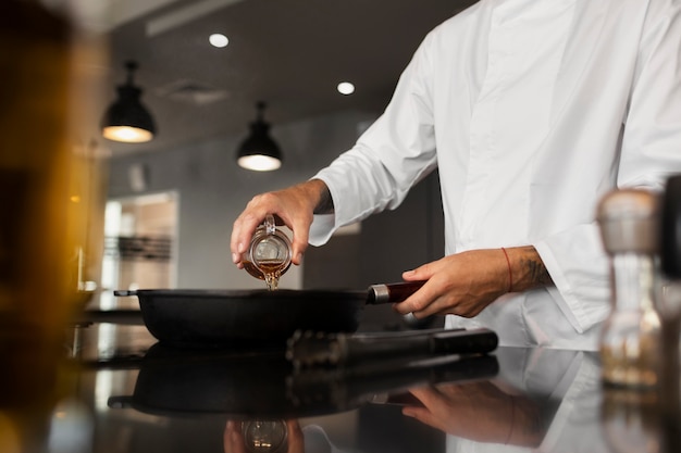 Professionele chef-kok die voedsel in de keuken bereidt