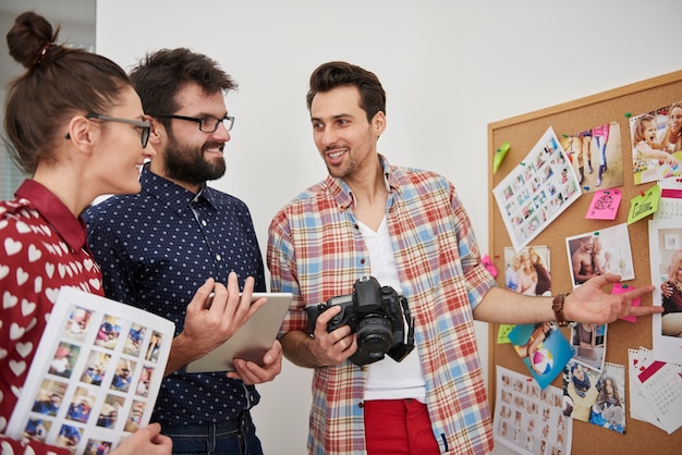 Professionele fotografen die op hun kantoor werken