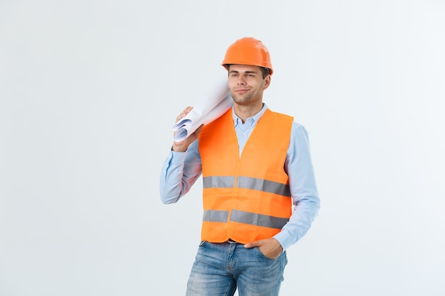 Professionele jonge ingenieur met blauwdruk, geïsoleerd op wit.