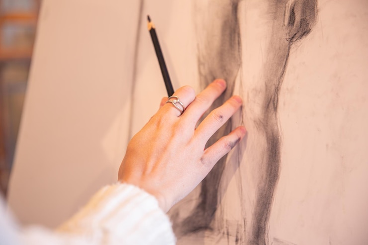 Gratis Foto professionele kunstenaar schildert een schilderij handen schilderen een schilderj in de studio