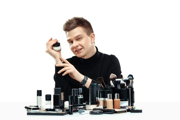 Professionele make-up artist geïsoleerd op wit