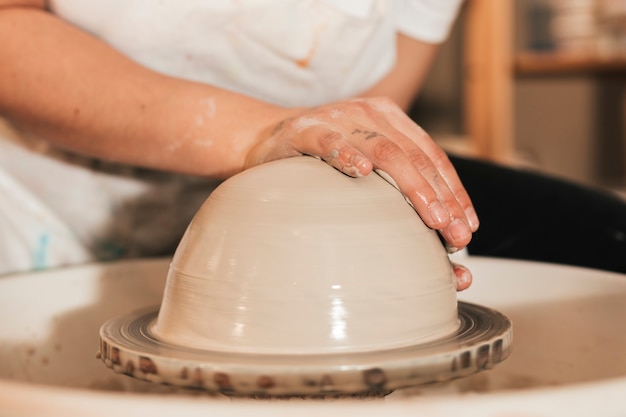 Professionele pottenbakker die kom in aardewerkworkshop maakt