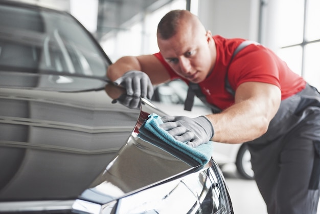 Professionele reiniging en carwash in de autoshowroom.