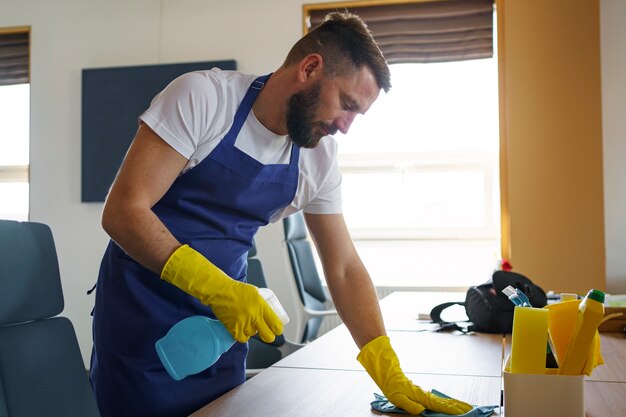 Professionele schoonmaakdienst persoon schoonmaak kantoor