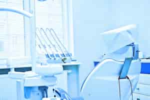 Gratis foto professionele tandarts hulpmiddelen in het tandheelkundige kantoor.