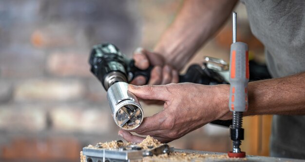 Professionele timmerman aan het werk met een scharnierboor, werken met hout