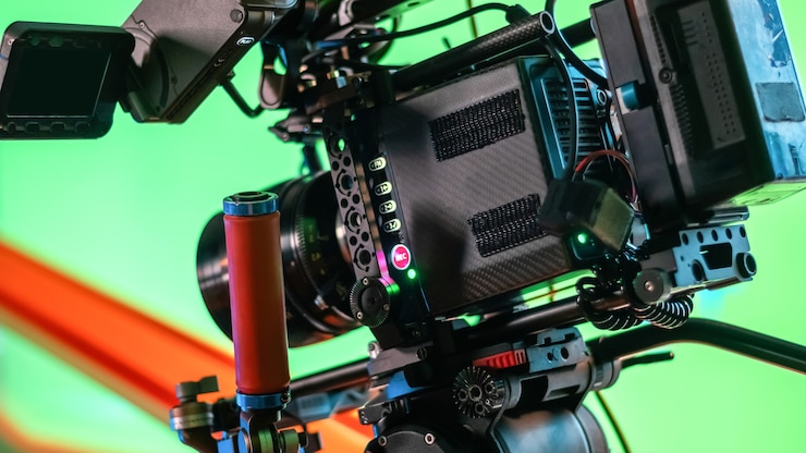 Gratis Foto professionele videocamera op de filmset met veel kabels